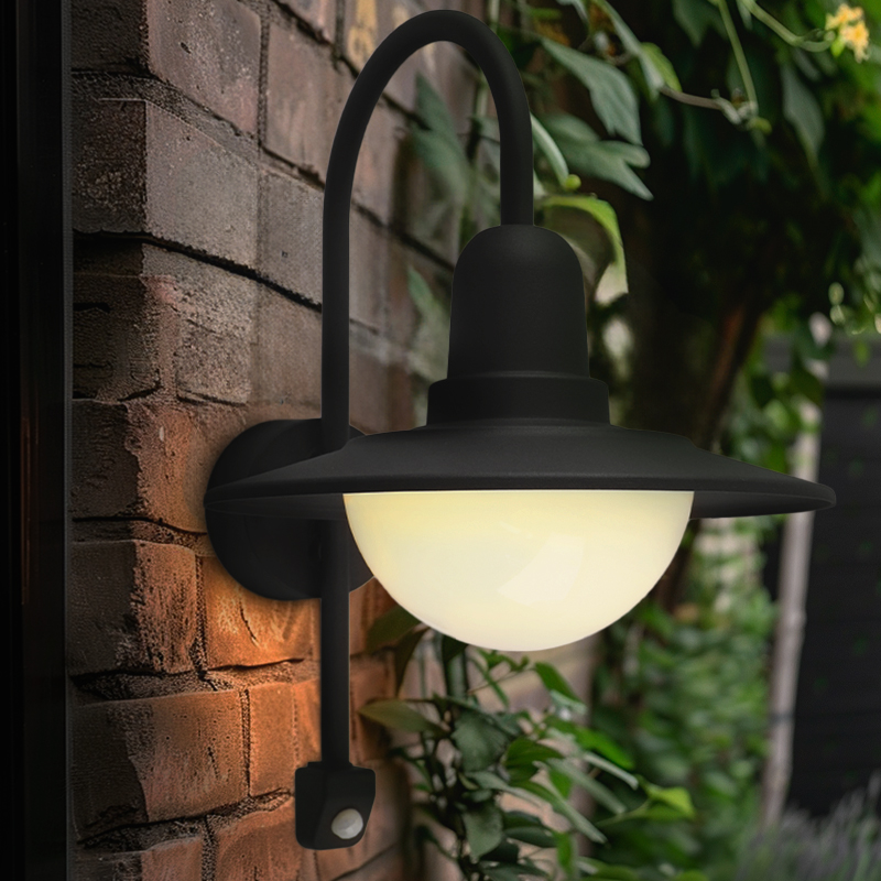 Klassisk utomhus vägglampa med rörelsesensor svart, Rolin, IP54