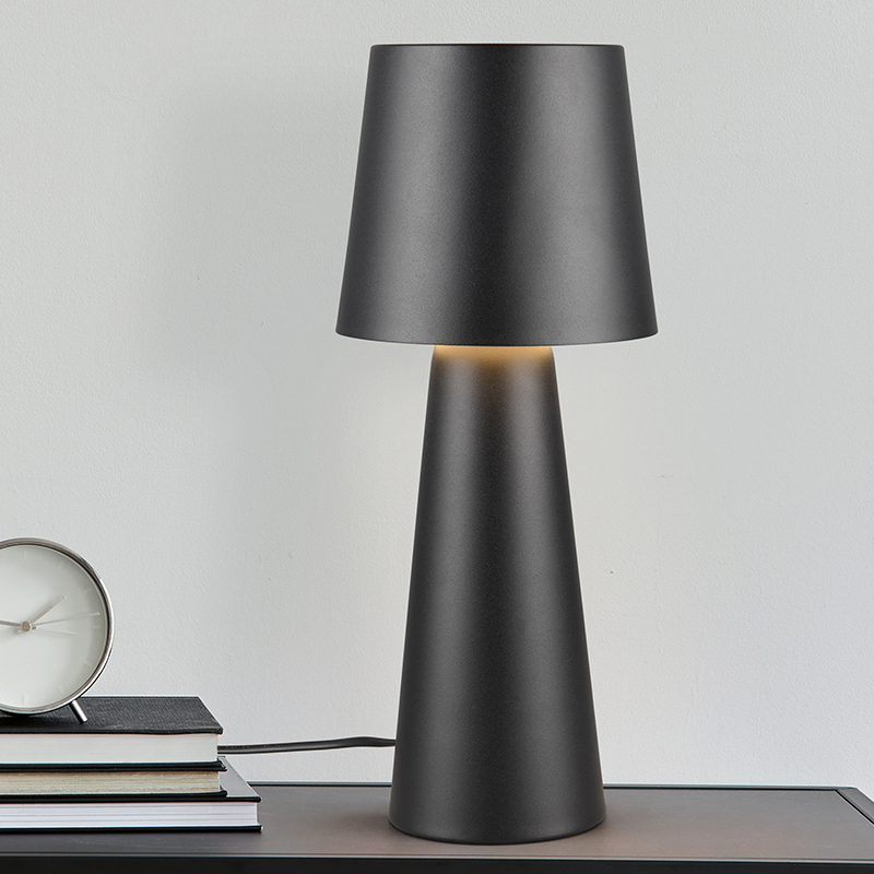 Svart bordslampa modern, Lillyam, med brytare