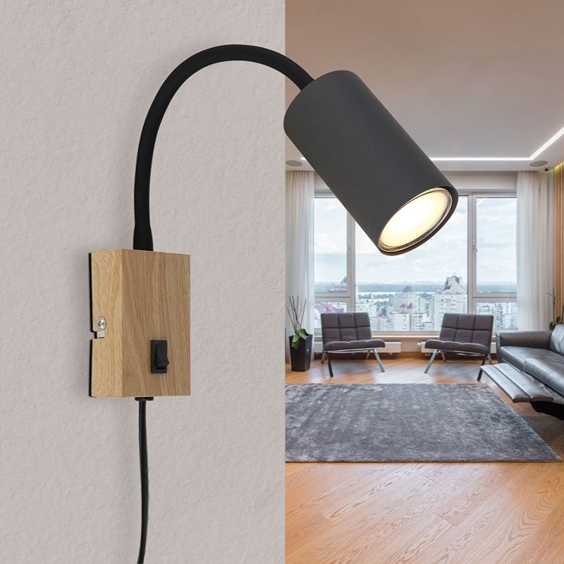 Svart design stickkontakt vägglampa metall, Roelof, med brytare