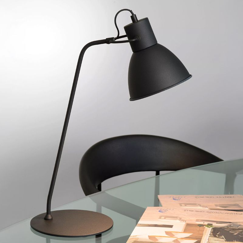 Svart skrivbordslampa modern, Shadi, med brytare Svart skrivbordslampa modern, Shadi, med brytare