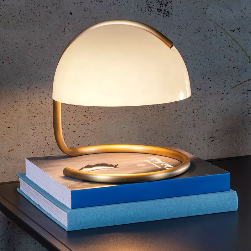 Vit bordslampa retro, Cato, med brytare