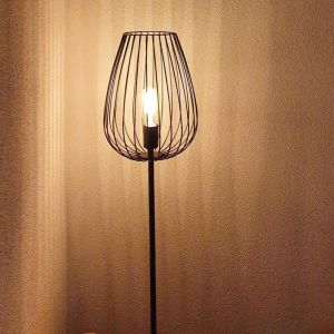 Svart modern golvlampa metall, Kitana, med brytare