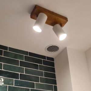 Vit spotlight tak modern, Kaso