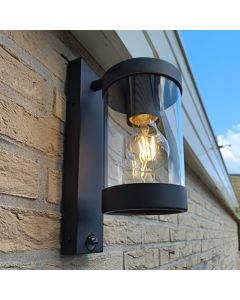 Modern utomhus vägglampa med rörelsesensor svart, Musa, IP44