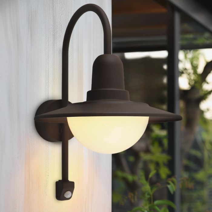 Klassisk utomhus vägglampa med rörelsesensor rostfärgad, Rolin, IP54