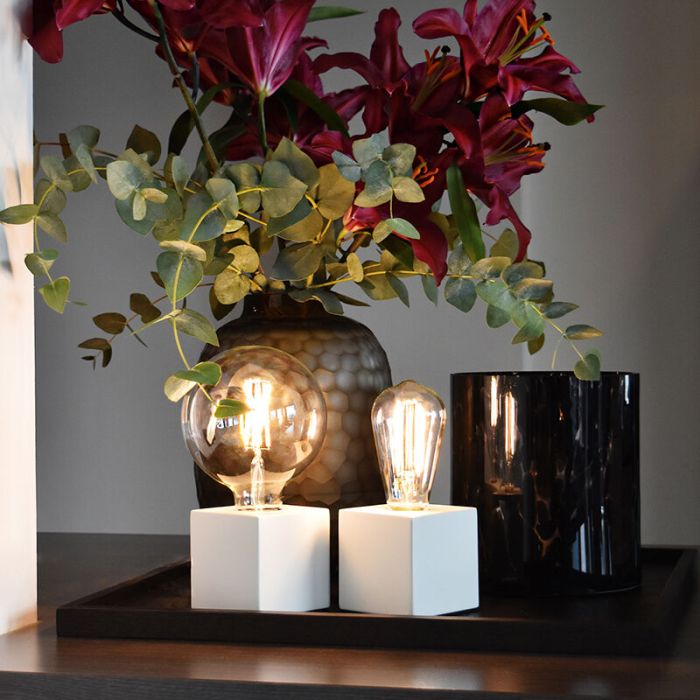 Vit bordslampa utan skärm modern, Loana, med brytare