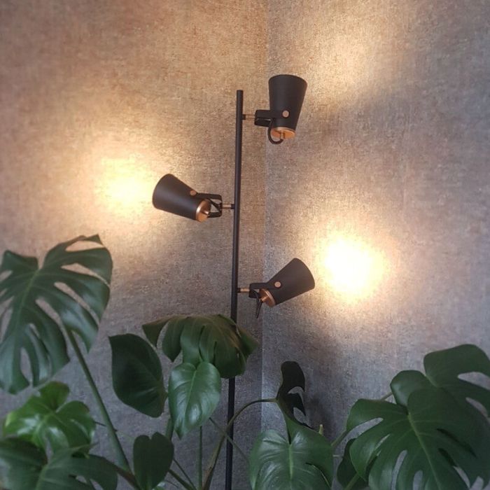 Svart golvlampa modern, Skals, med brytare
