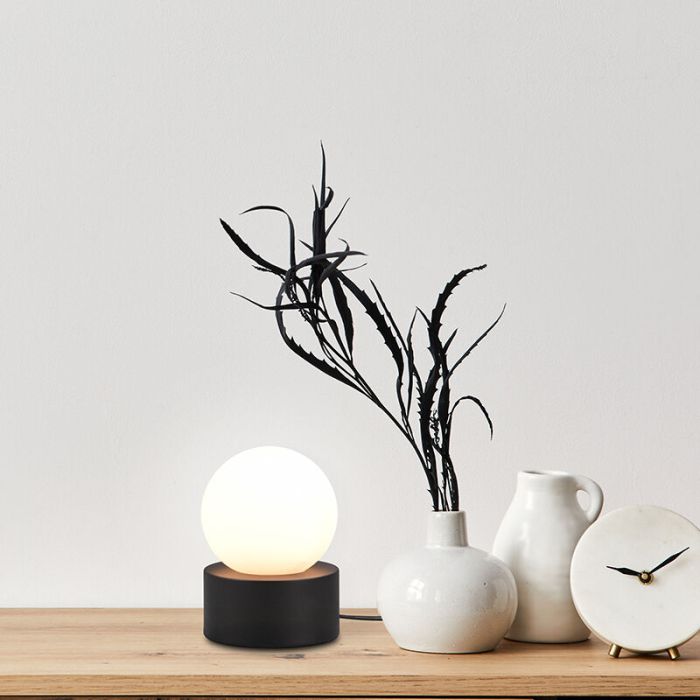 Svart bordslampa modern, Mirjam, med brytare